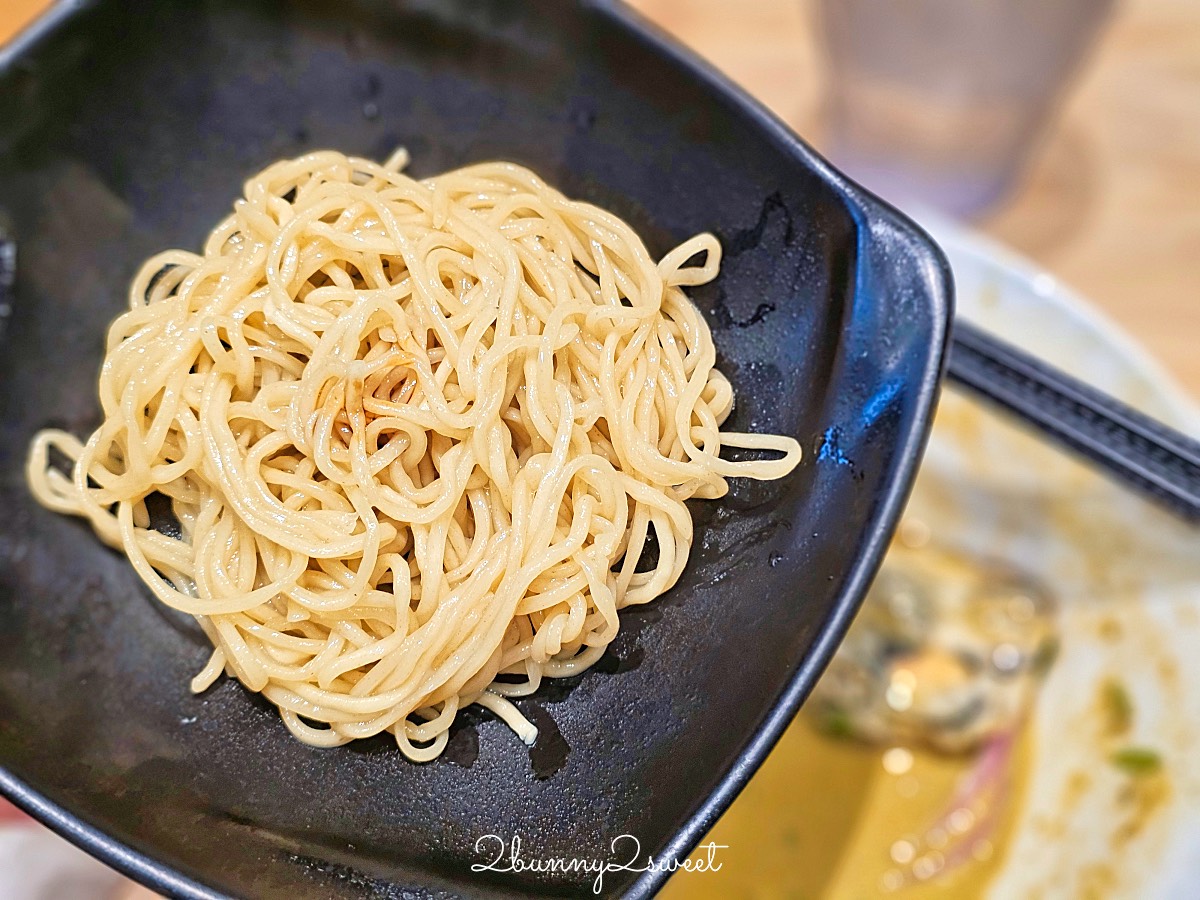 中山站美食「二屋牡蠣拉麵」赤峰街超濃郁牡蠣湯頭日式拉麵，無限加麵吃到飽太佛心 @兔兒毛毛姊妹花