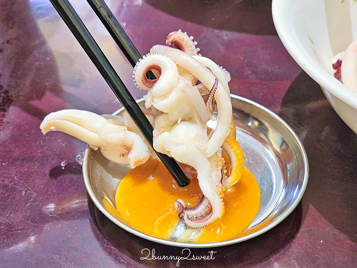 台南美食「邱家小卷米粉」國華街超人氣排隊小吃，小卷嫩湯頭鮮超好吃 @兔兒毛毛姊妹花