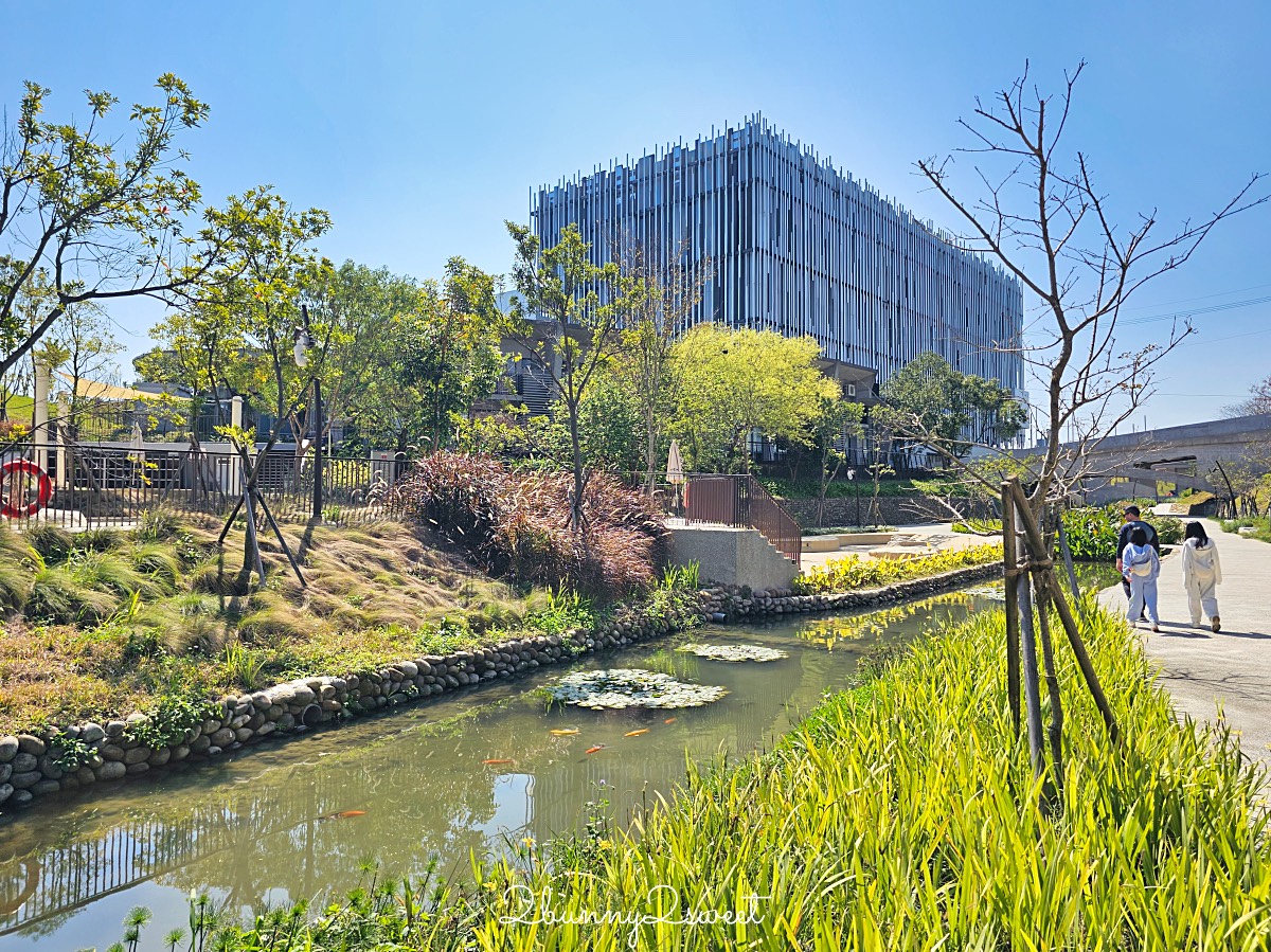 鶯歌景點「新北市美術館」蘆葦叢裡的創意綠建築，外圍園區沙坑、戲水池免費玩 @兔兒毛毛姊妹花