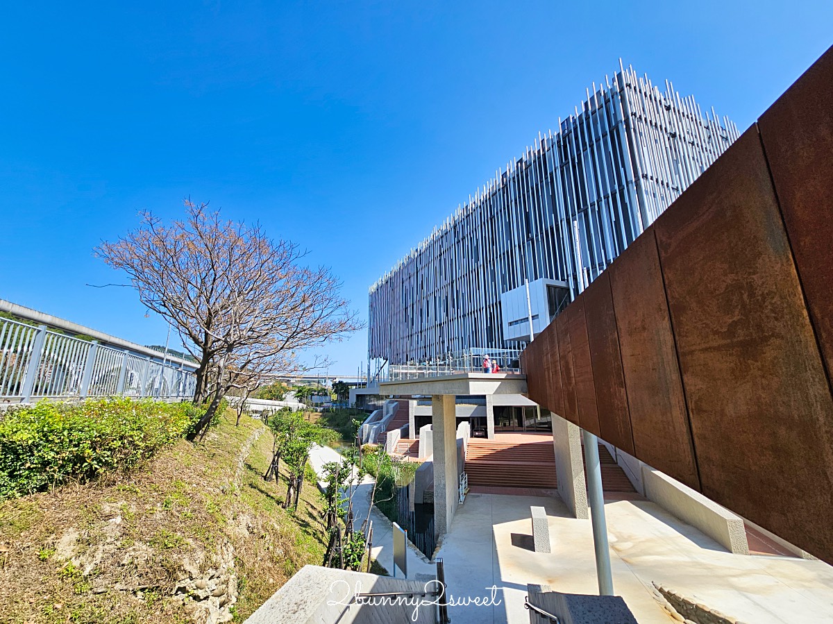 鶯歌景點「新北市美術館」蘆葦叢裡的創意綠建築，外圍園區沙坑、戲水池免費玩 @兔兒毛毛姊妹花