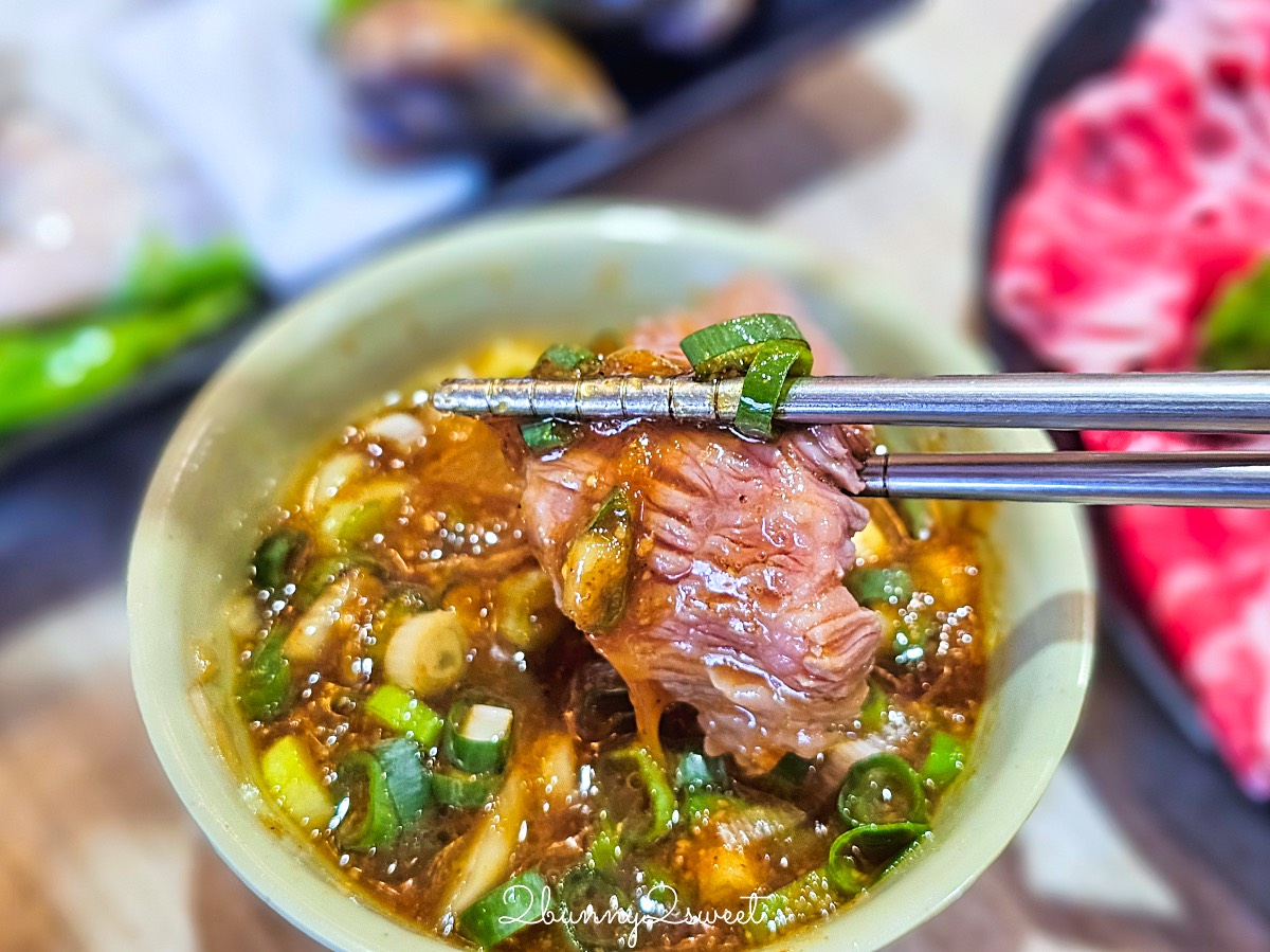 高雄美食【汕頭泉成火鍋專賣中山總店】美麗島站必吃高雄沙茶火鍋創始老店，韓星也來吃 @兔兒毛毛姊妹花