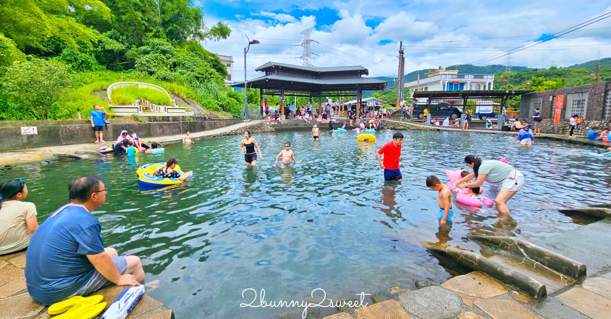 宜蘭玩水景點｜螃蟹冒泡：宜蘭員山免費湧泉戲水池，有迷你滑水道、免費淋浴間 @兔兒毛毛姊妹花