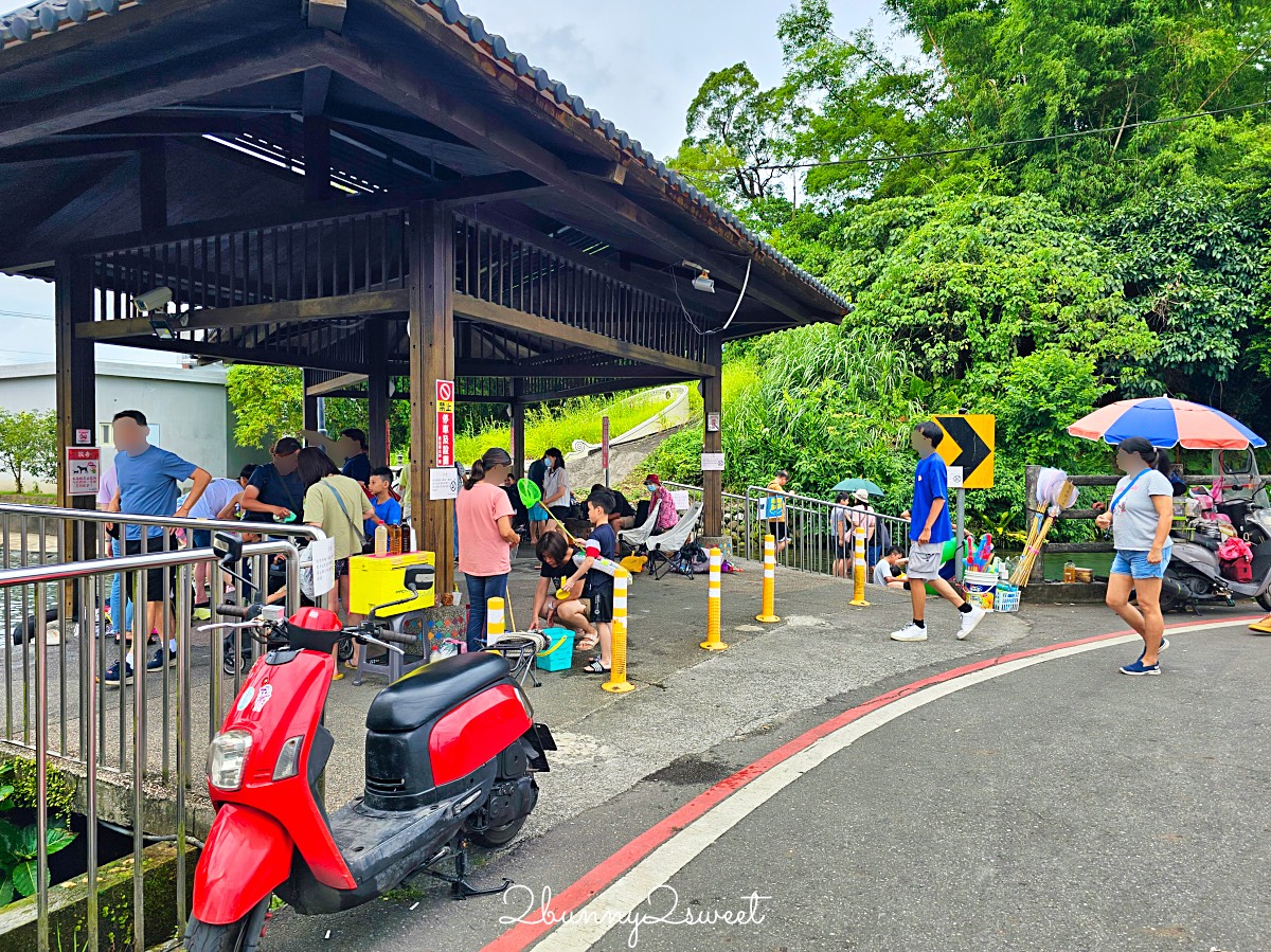 宜蘭玩水景點｜螃蟹冒泡：宜蘭員山免費湧泉戲水池，有迷你滑水道、免費淋浴間 @兔兒毛毛姊妹花