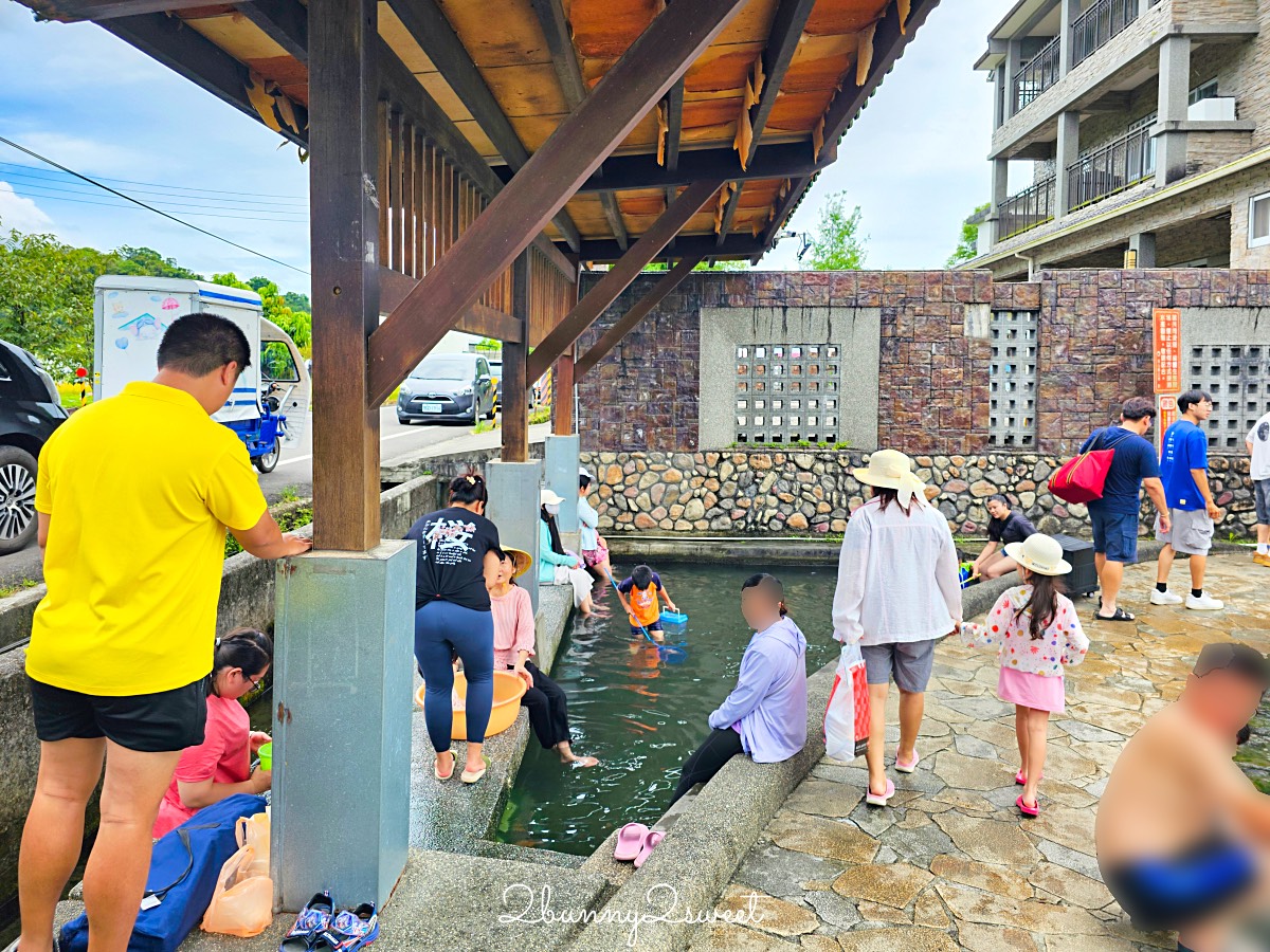 宜蘭玩水景點｜螃蟹冒泡：宜蘭員山免費湧泉戲水池，有迷你滑水道、免費淋浴間 @兔兒毛毛姊妹花
