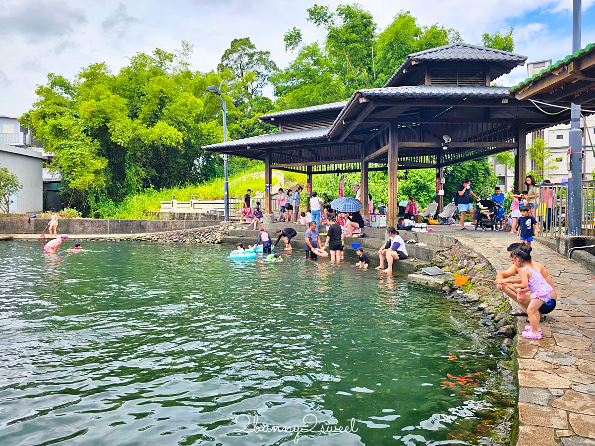 宜蘭玩水景點｜螃蟹冒泡：宜蘭員山免費湧泉戲水池，有迷你滑水道、免費淋浴間 @兔兒毛毛姊妹花