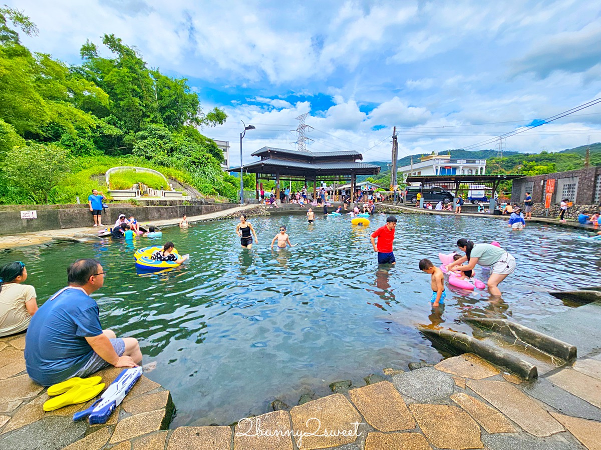 宜蘭玩水景點｜螃蟹冒泡：宜蘭員山免費湧泉戲水池，有迷你滑水道、免費淋浴間 @兔兒毛毛姊妹花
