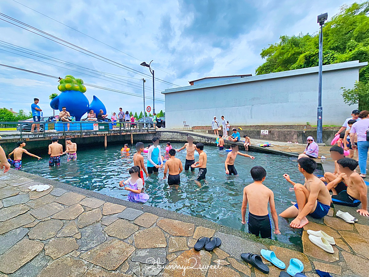 宜蘭玩水景點｜螃蟹冒泡：宜蘭員山免費湧泉戲水池，有迷你滑水道、免費淋浴間 @兔兒毛毛姊妹花