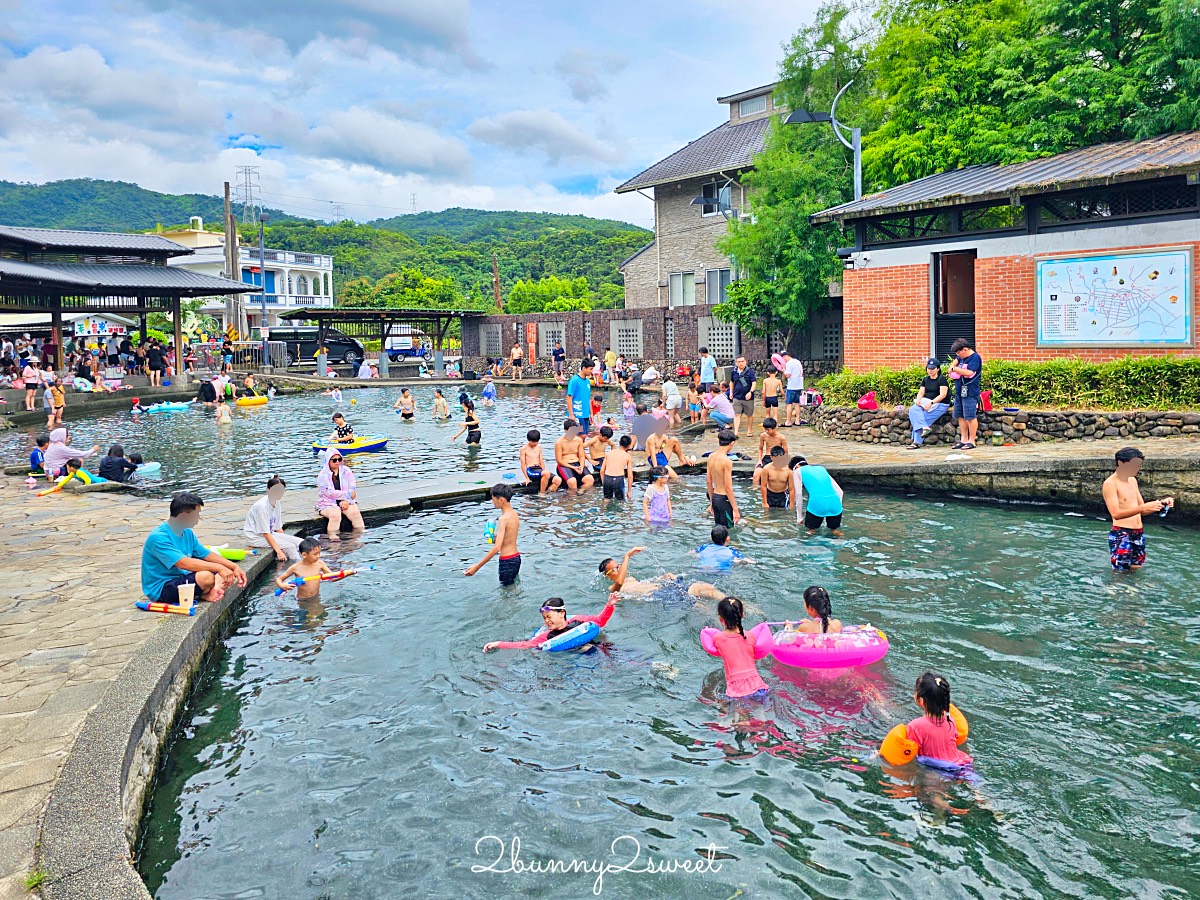 宜蘭玩水景點｜螃蟹冒泡：宜蘭員山免費湧泉戲水池，有迷你滑水道、免費淋浴間 @兔兒毛毛姊妹花