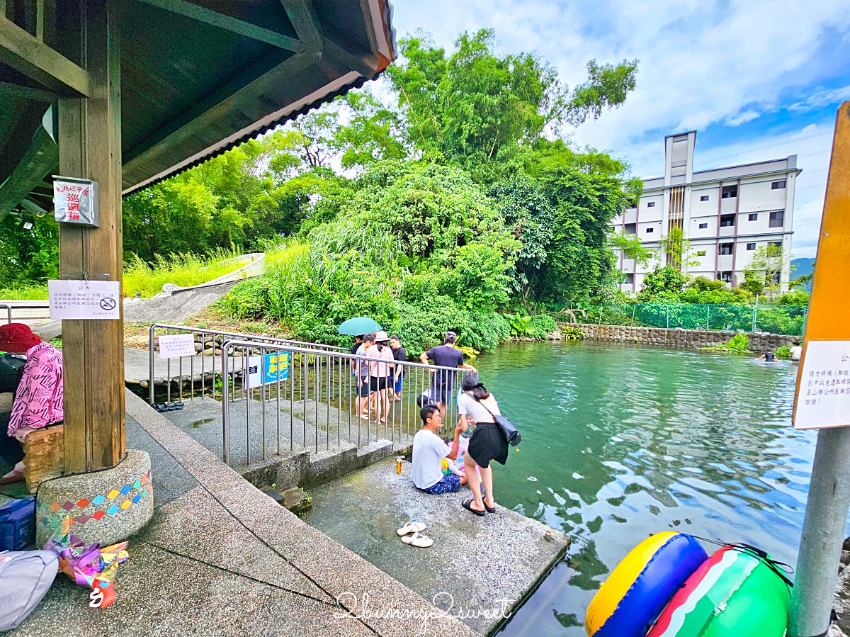宜蘭玩水景點｜螃蟹冒泡：宜蘭員山免費湧泉戲水池，有迷你滑水道、免費淋浴間 @兔兒毛毛姊妹花