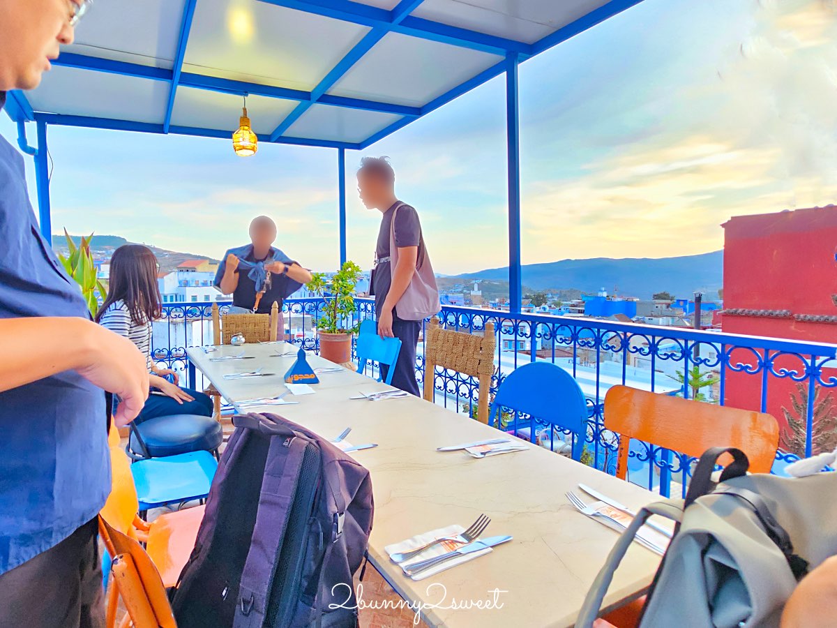 摩洛哥【Café Clock】舍夫沙萬最美藍色餐廳～駱駝肉漢堡、露台夕陽、現場音樂一次滿足！ @兔兒毛毛姊妹花