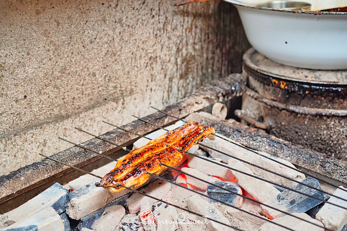 京都鰻魚飯【炭燒鰻 土井活鰻】伏見稻荷人氣炭火鰻魚名店！百年職人魂的炭香蒲燒鰻重 @兔兒毛毛姊妹花