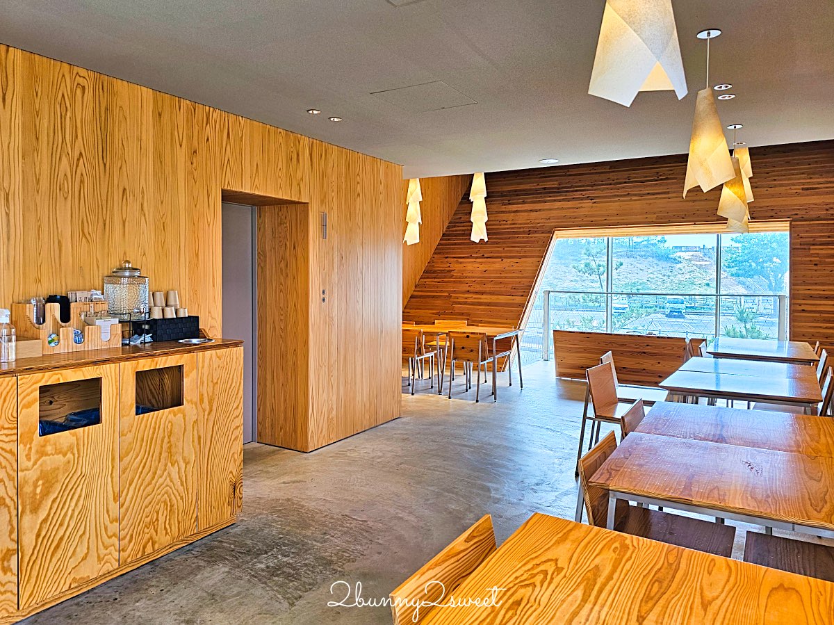 【Takahama Café 高濱咖啡】隈研吾操刀木質系咖啡館！面對鳥取砂丘絕美露台太好拍 @兔兒毛毛姊妹花