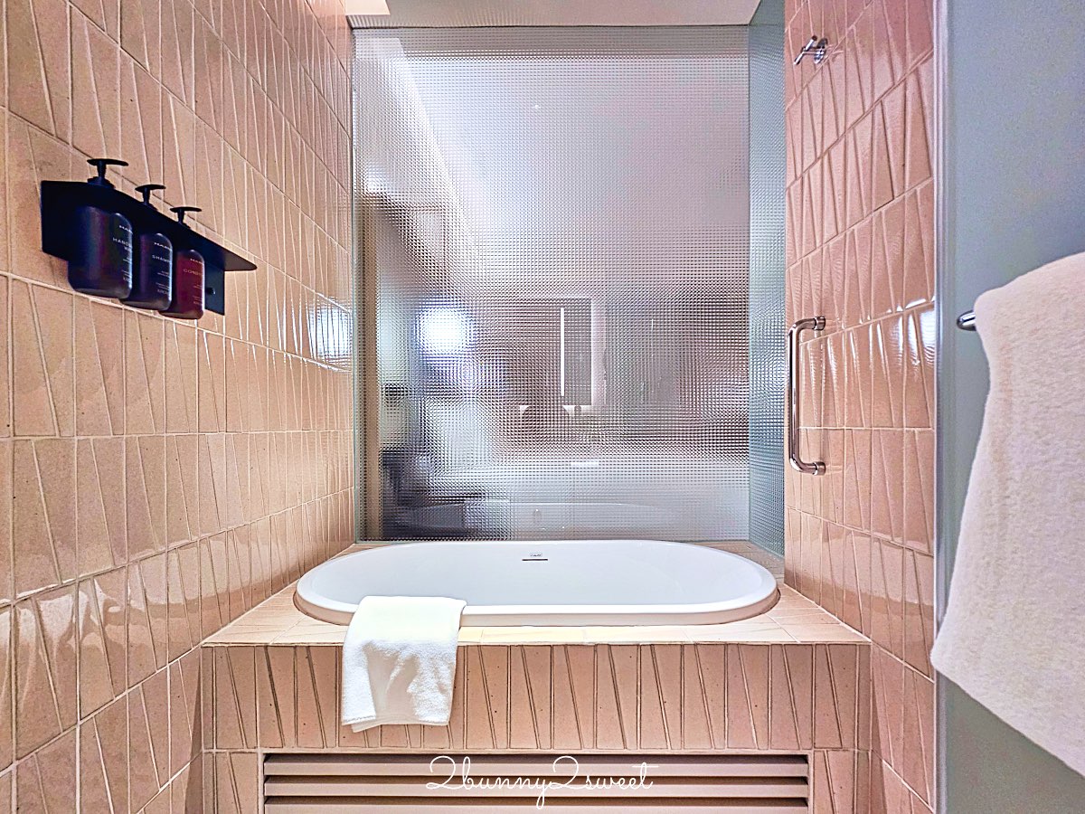 曼谷【KROMO Bangkok Curio Collection by Hilton】粉紅夢幻設計、絕美空中泳池、文青系早餐超驚艷! @兔兒毛毛姊妹花 曼谷【KROMO Bangkok Curio Collection by Hilton】粉紅夢幻設計、絕美空中泳池、文青系早餐超驚艷! @兔兒毛毛姊妹花