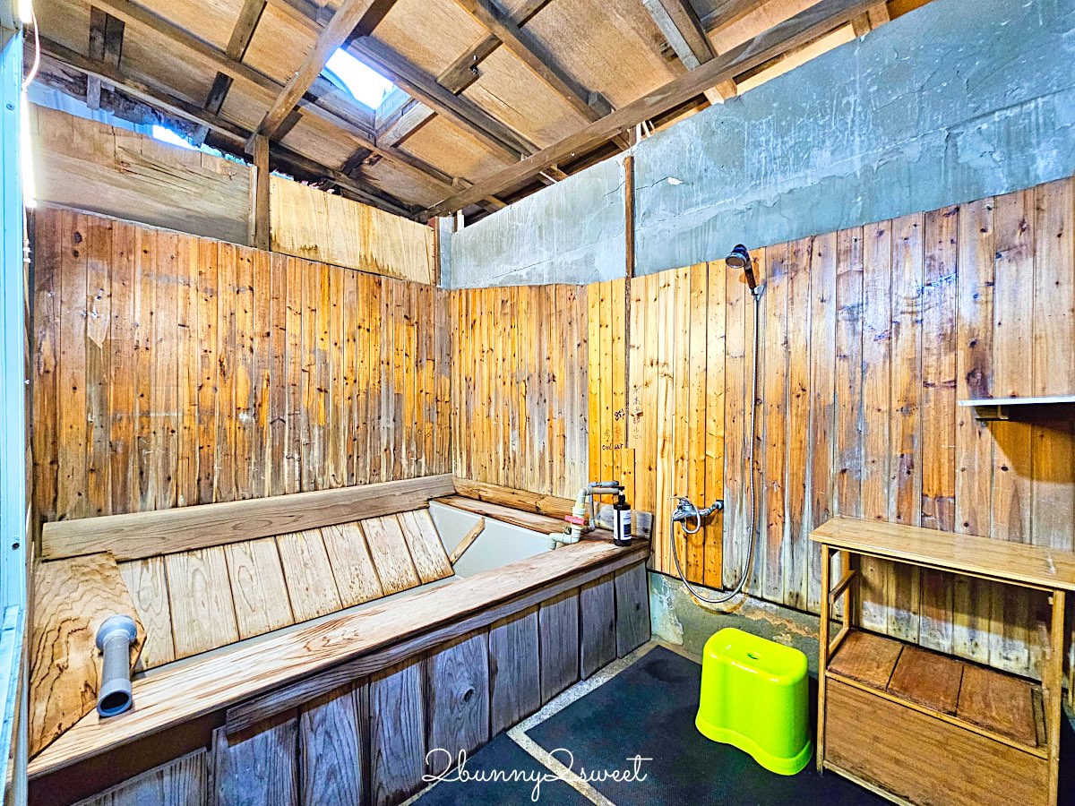 【小坂溫泉】金山萬里山城擁有自家溫泉井的老宅湯屋，85°C 天然乳白溫泉好療癒 @兔兒毛毛姊妹花