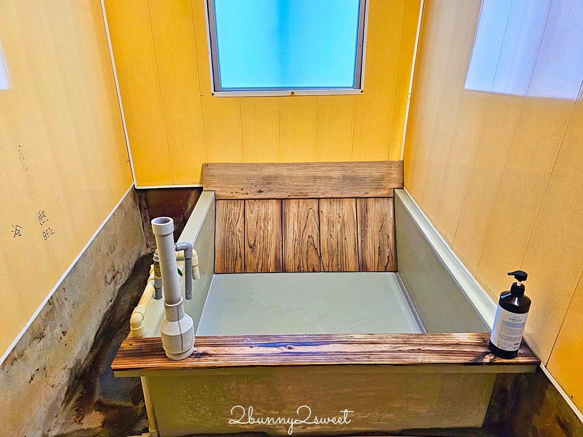 【小坂溫泉】金山萬里山城擁有自家溫泉井的老宅湯屋，85°C 天然乳白溫泉好療癒 @兔兒毛毛姊妹花