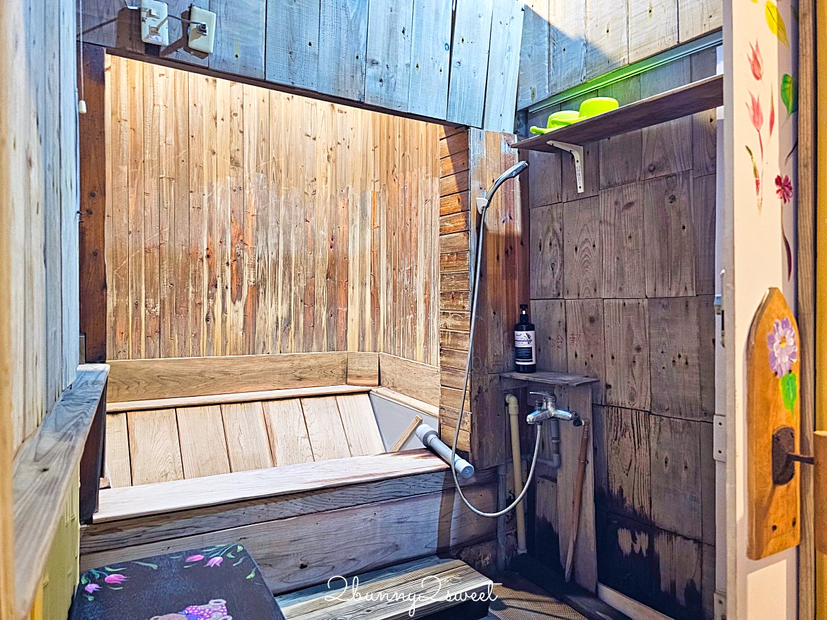 【小坂溫泉】金山萬里山城擁有自家溫泉井的老宅湯屋，85°C 天然乳白溫泉好療癒 @兔兒毛毛姊妹花