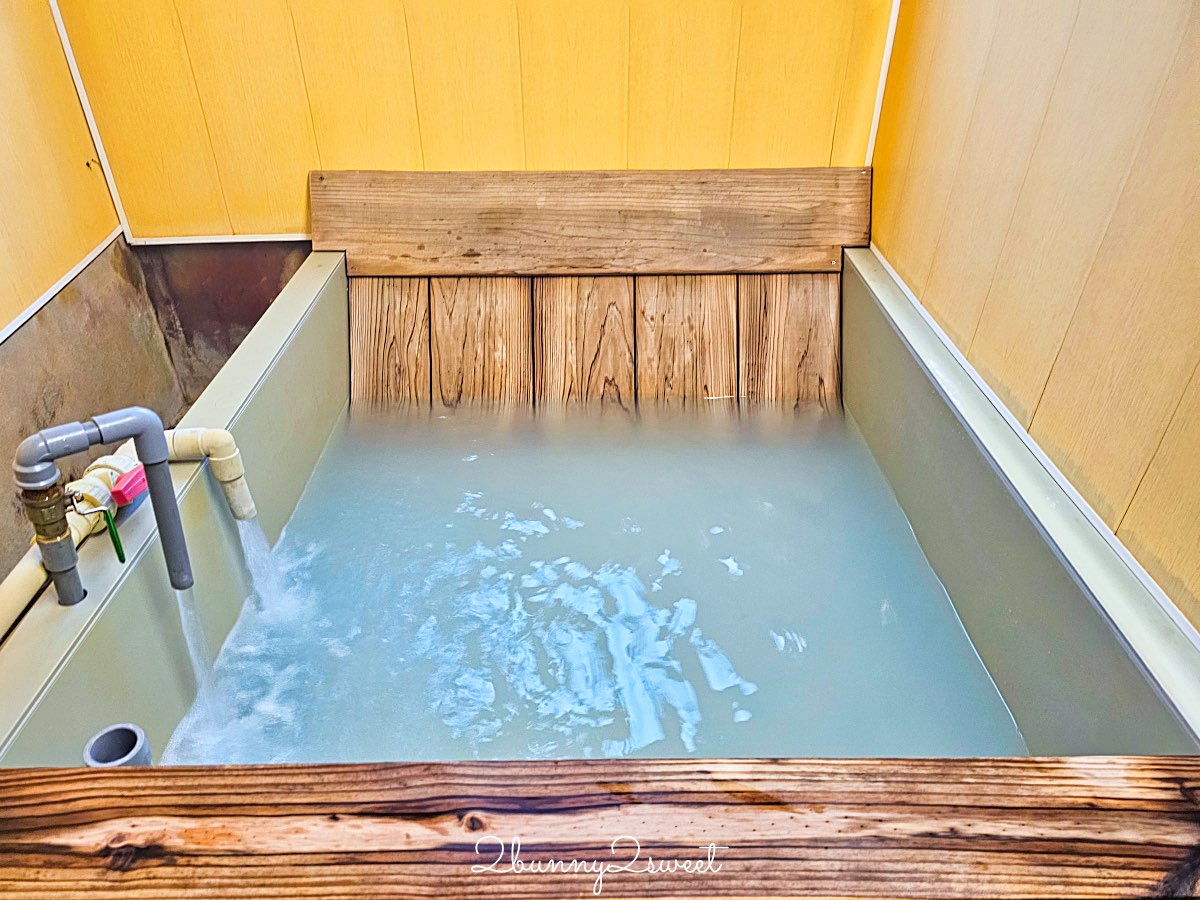 【小坂溫泉】金山萬里山城擁有自家溫泉井的老宅湯屋，85°C 天然乳白溫泉好療癒 @兔兒毛毛姊妹花