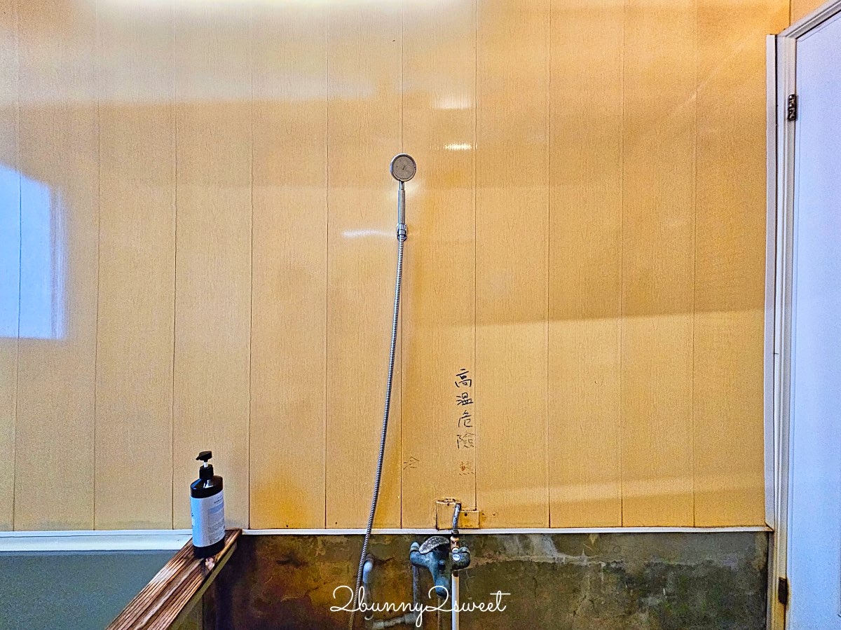 【小坂溫泉】金山萬里山城擁有自家溫泉井的老宅湯屋，85°C 天然乳白溫泉好療癒 @兔兒毛毛姊妹花