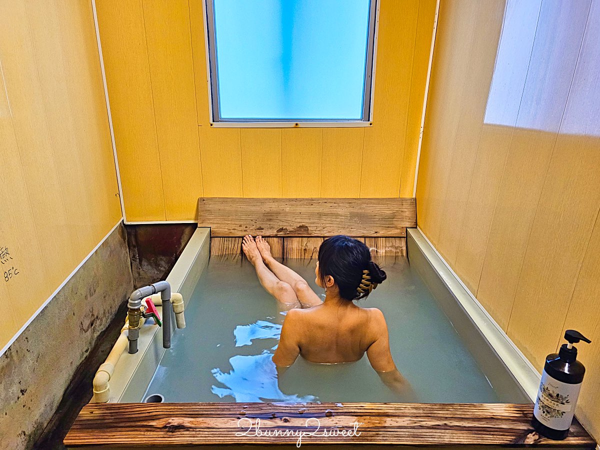 【小坂溫泉】金山萬里山城擁有自家溫泉井的老宅湯屋，85°C 天然乳白溫泉好療癒 @兔兒毛毛姊妹花