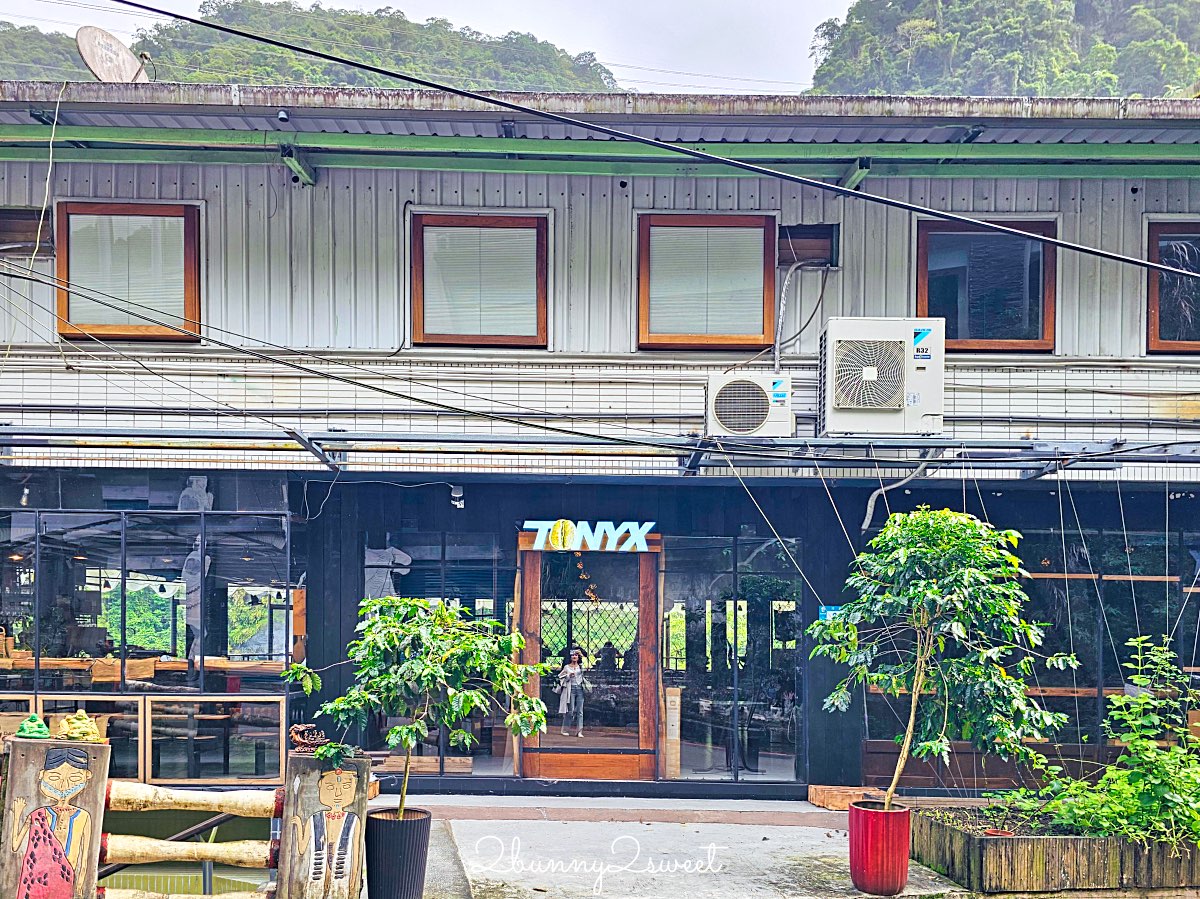 【烏來瀑布咖啡廳 TONYX】坐擁瀑布第一排的老宅文青風玻璃屋秘境！ @兔兒毛毛姊妹花