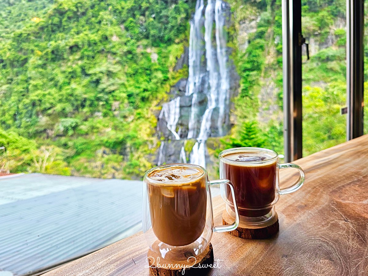 【烏來瀑布咖啡廳 TONYX】坐擁瀑布第一排的老宅文青風玻璃屋秘境！ @兔兒毛毛姊妹花