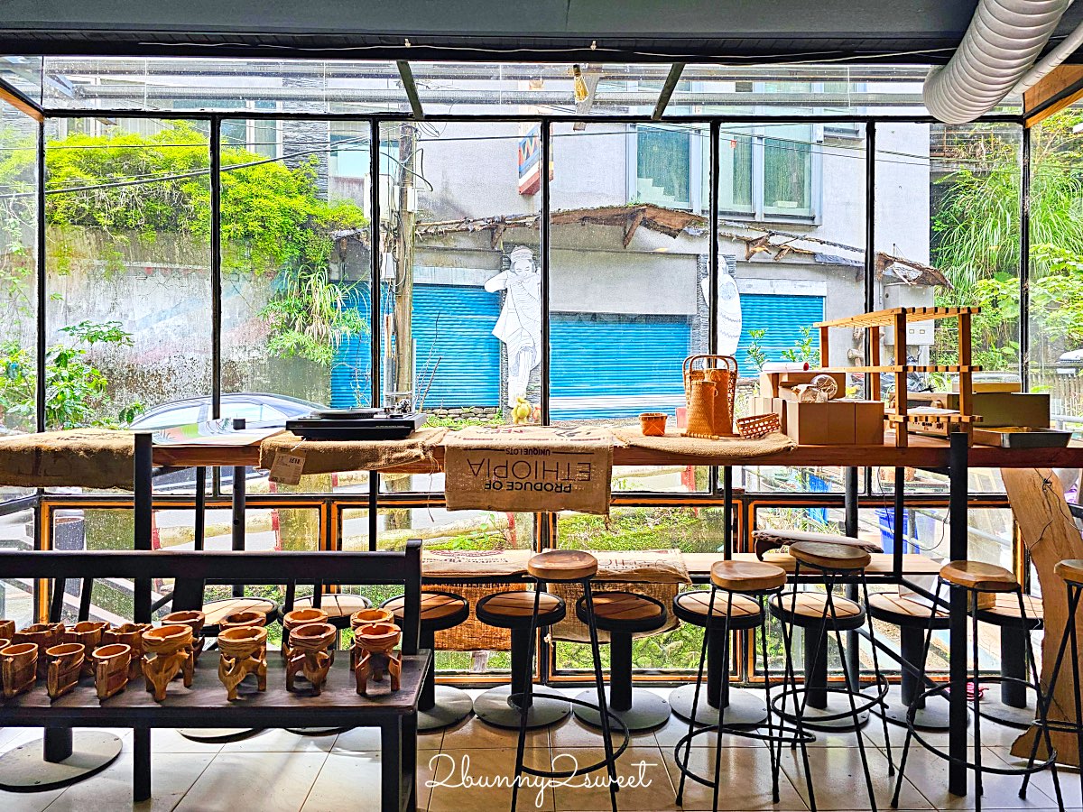 【烏來瀑布咖啡廳 TONYX】坐擁瀑布第一排的老宅文青風玻璃屋秘境！ @兔兒毛毛姊妹花