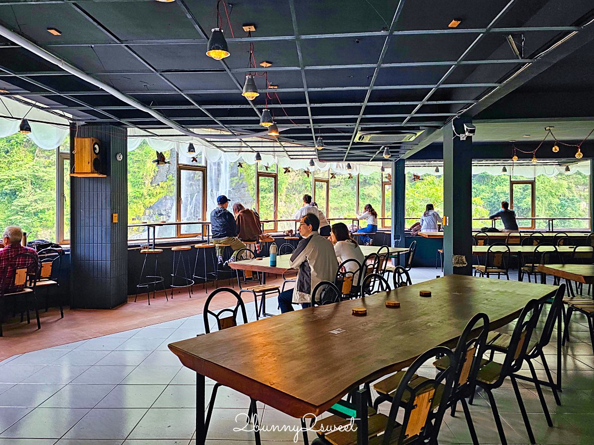 【烏來瀑布咖啡廳 TONYX】坐擁瀑布第一排的老宅文青風玻璃屋秘境！ @兔兒毛毛姊妹花