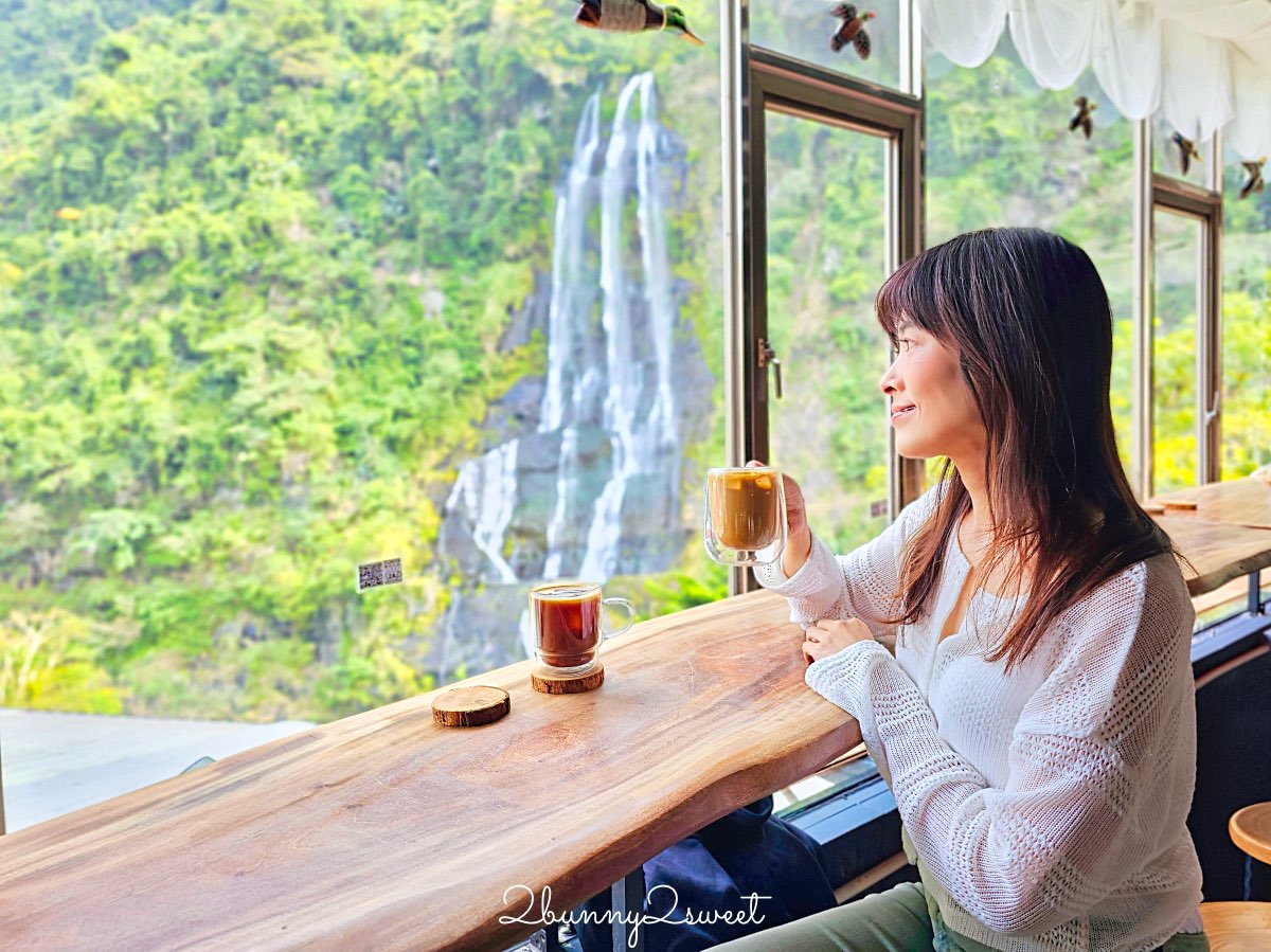【烏來瀑布咖啡廳 TONYX】坐擁瀑布第一排的老宅文青風玻璃屋秘境！ @兔兒毛毛姊妹花