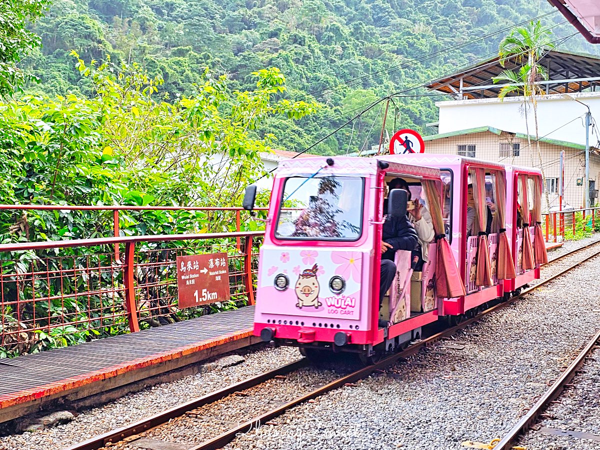【烏來台車】超可愛山林小火車！烏來老街直達瀑布的親子必搭交通｜票價、路線、交通方式一次看 @兔兒毛毛姊妹花