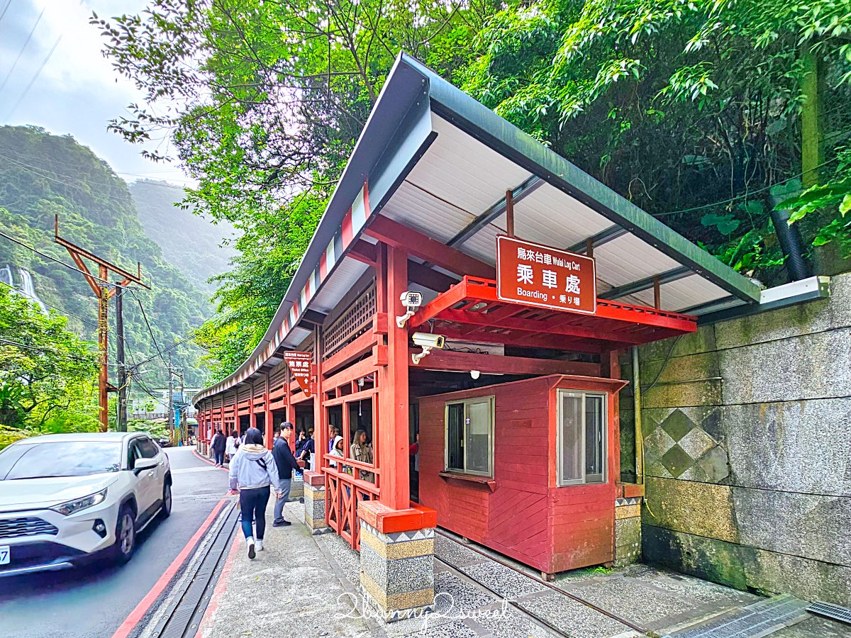【烏來台車】超可愛山林小火車！烏來老街直達瀑布的親子必搭交通｜票價、路線、交通方式一次看 @兔兒毛毛姊妹花