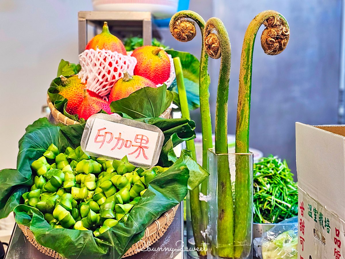 【烏來老街美食】老街野菜屋：河景第一排泰雅風味料理、原住民米食與野菜一次滿足！ @兔兒毛毛姊妹花