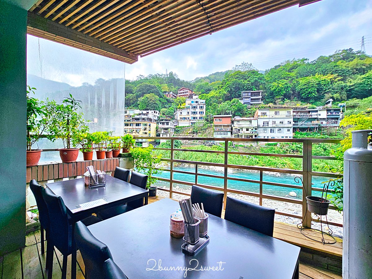 【烏來老街美食】老街野菜屋：河景第一排泰雅風味料理、原住民米食與野菜一次滿足！ @兔兒毛毛姊妹花
