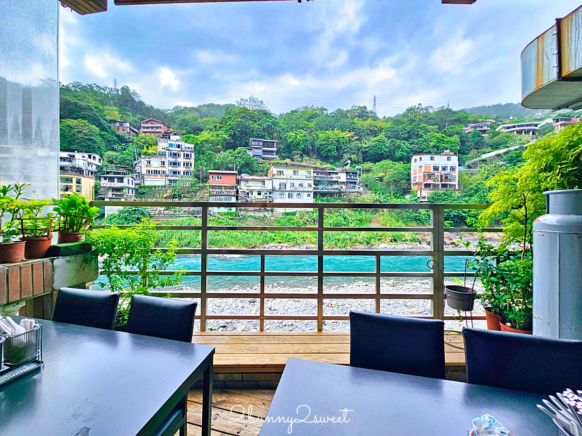 【烏來老街美食】老街野菜屋：河景第一排泰雅風味料理、原住民米食與野菜一次滿足！ @兔兒毛毛姊妹花