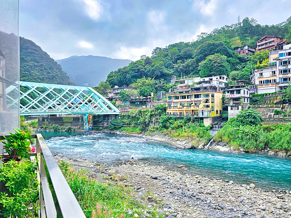 【烏來老街美食】老街野菜屋：河景第一排泰雅風味料理、原住民米食與野菜一次滿足！ @兔兒毛毛姊妹花