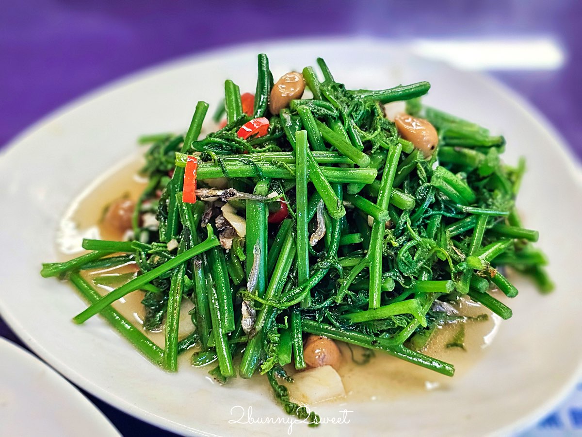 【烏來老街美食】老街野菜屋：河景第一排泰雅風味料理、原住民米食與野菜一次滿足！ @兔兒毛毛姊妹花