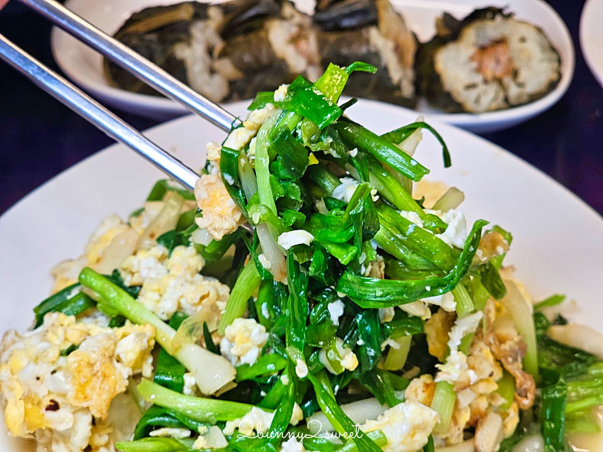 【烏來老街美食】老街野菜屋：河景第一排泰雅風味料理、原住民米食與野菜一次滿足！ @兔兒毛毛姊妹花