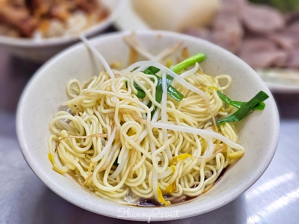 【基隆美食】西六號碼頭麵店：必吃五層豬腸湯，10元滷肉飯超佛心！基隆在地人推薦銅板小吃 @兔兒毛毛姊妹花
