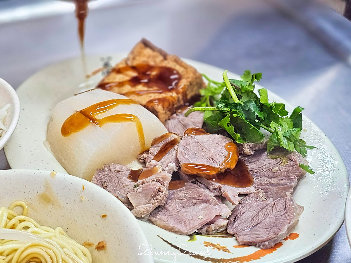 【基隆美食】西六號碼頭麵店：必吃五層豬腸湯，10元滷肉飯超佛心！基隆在地人推薦銅板小吃 @兔兒毛毛姊妹花