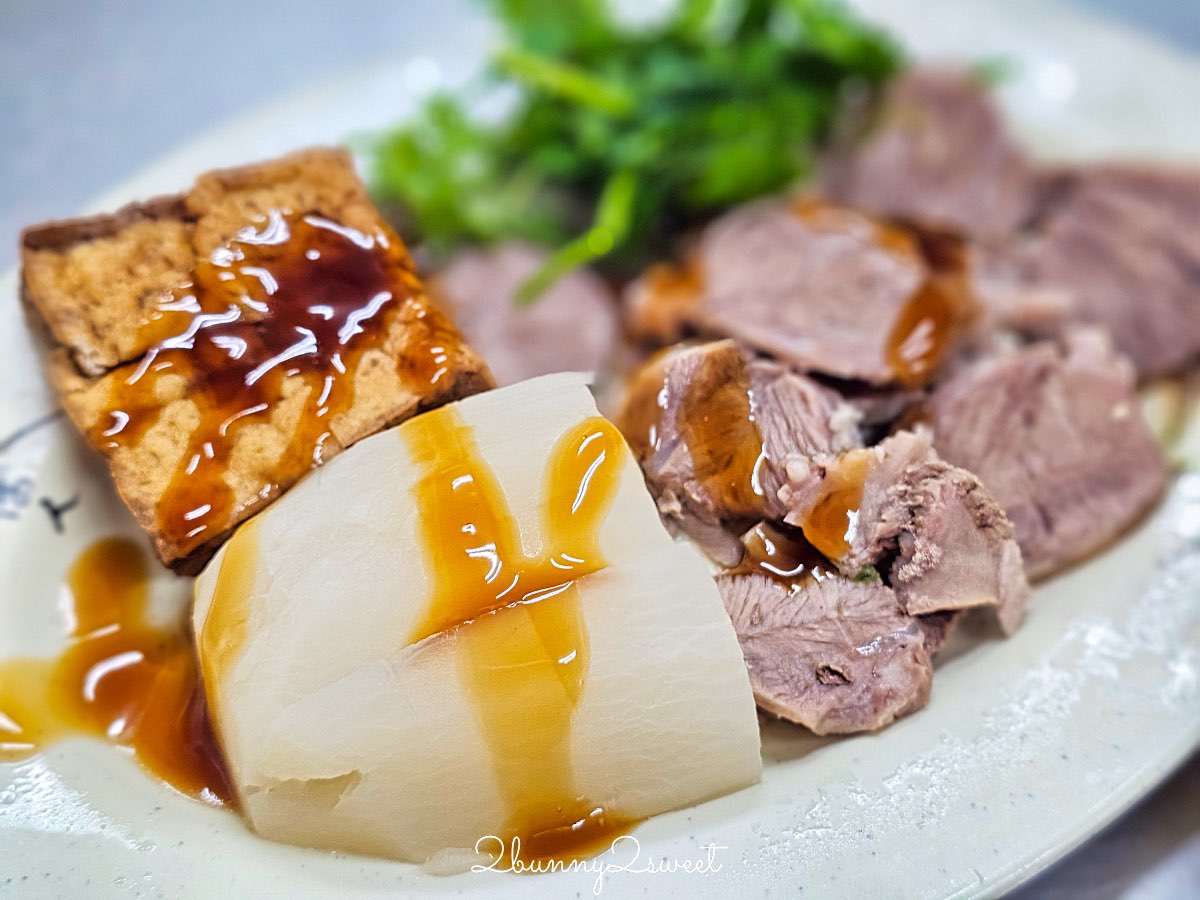 【基隆美食】西六號碼頭麵店：必吃五層豬腸湯，10元滷肉飯超佛心！基隆在地人推薦銅板小吃 @兔兒毛毛姊妹花