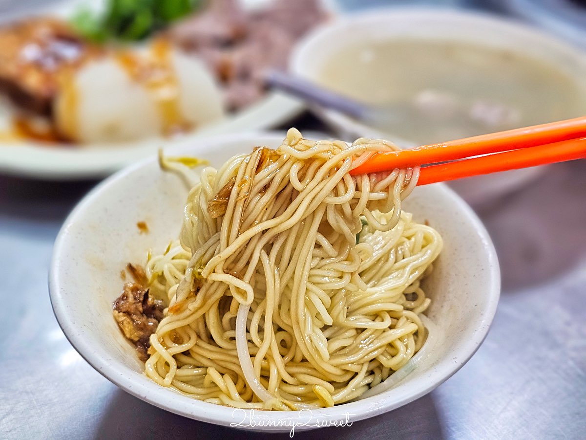 【基隆美食】西六號碼頭麵店：必吃五層豬腸湯，10元滷肉飯超佛心！基隆在地人推薦銅板小吃 @兔兒毛毛姊妹花