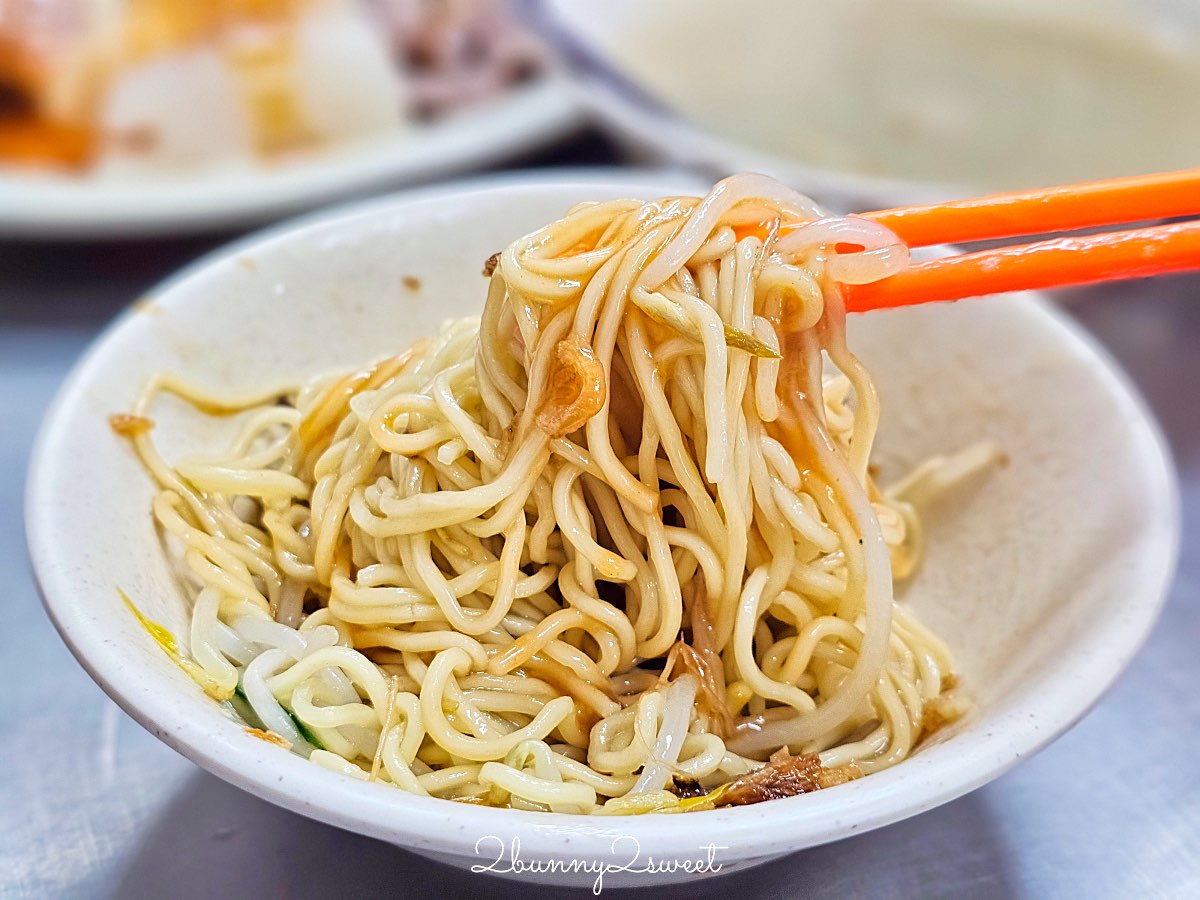 【基隆美食】西六號碼頭麵店：必吃五層豬腸湯，10元滷肉飯超佛心！基隆在地人推薦銅板小吃 @兔兒毛毛姊妹花