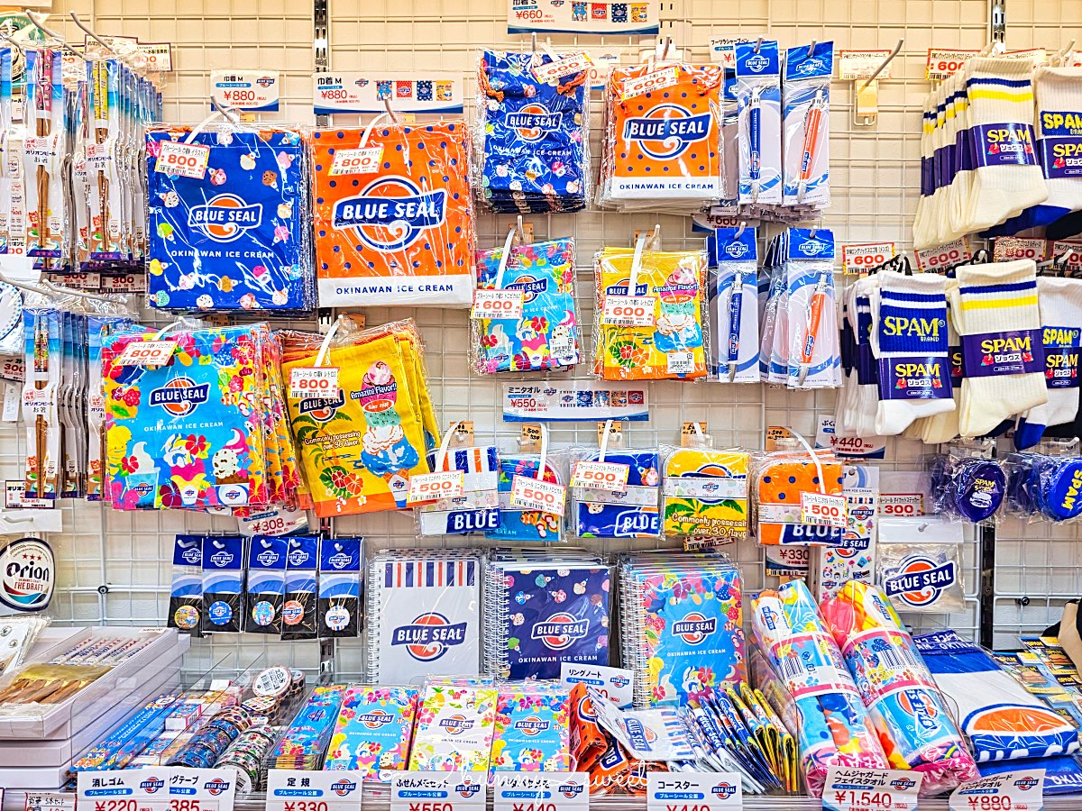 【沖繩伴手禮攻略】必買零食、雪鹽甜點、辣油調味料、琉璃工藝一次整理 @兔兒毛毛姊妹花