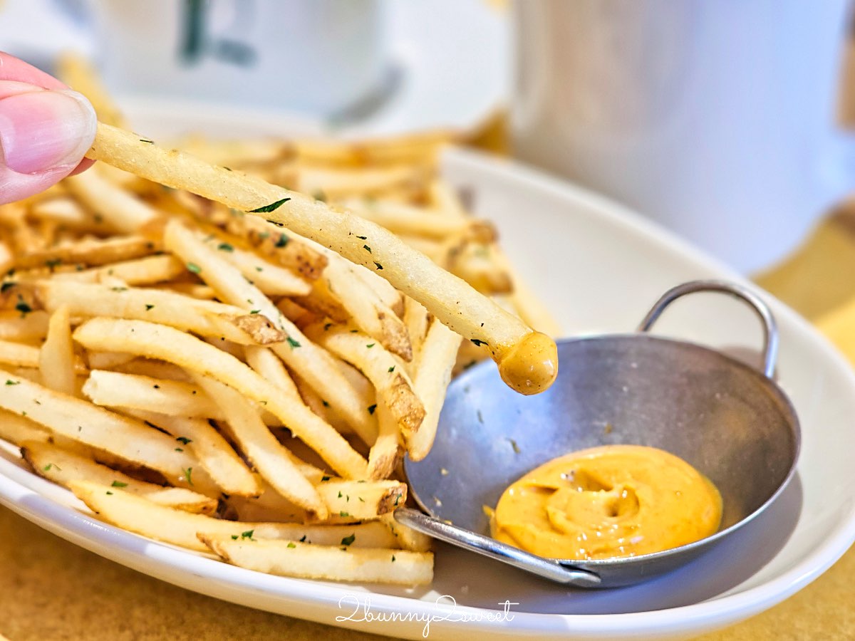 【芮秋 Rachel】民生社區新開幕咖啡廳推薦：富錦街庭院質感空間，豐盛早午餐、排餐 @兔兒毛毛姊妹花