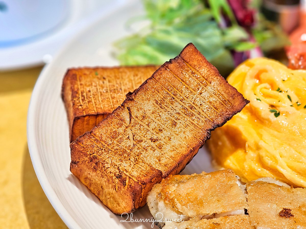 【芮秋 Rachel】民生社區新開幕咖啡廳推薦：富錦街庭院質感空間，豐盛早午餐、排餐 @兔兒毛毛姊妹花