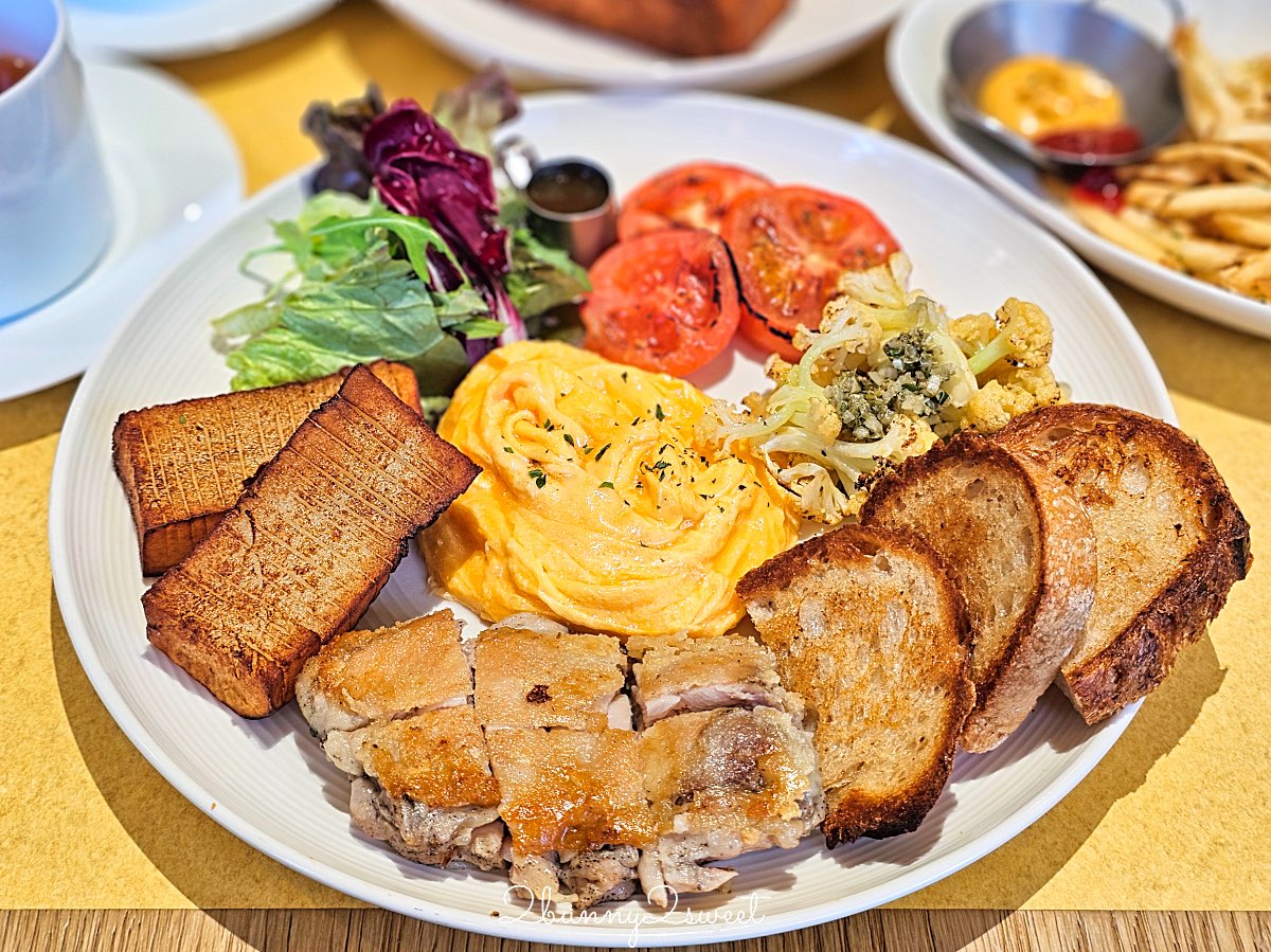 【芮秋 Rachel】民生社區新開幕咖啡廳推薦：富錦街庭院質感空間，豐盛早午餐、排餐 @兔兒毛毛姊妹花