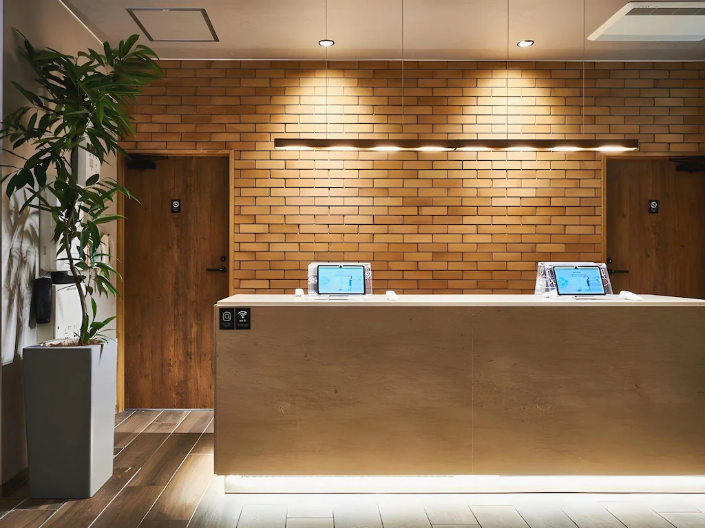 【Lacer沖繩那霸美榮橋】可住6人家庭房實拍開箱｜那霸親子飯店推薦、美榮橋站住宿、無人自助入住完整教學 @兔兒毛毛姊妹花