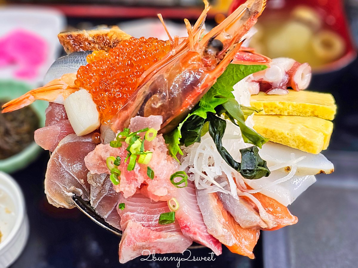 【魚屋直營食堂 魚まる】在地魚舖直營沖繩那霸海鮮餐廳，超澎湃海鮮丼與家常定食攻略 @兔兒毛毛姊妹花