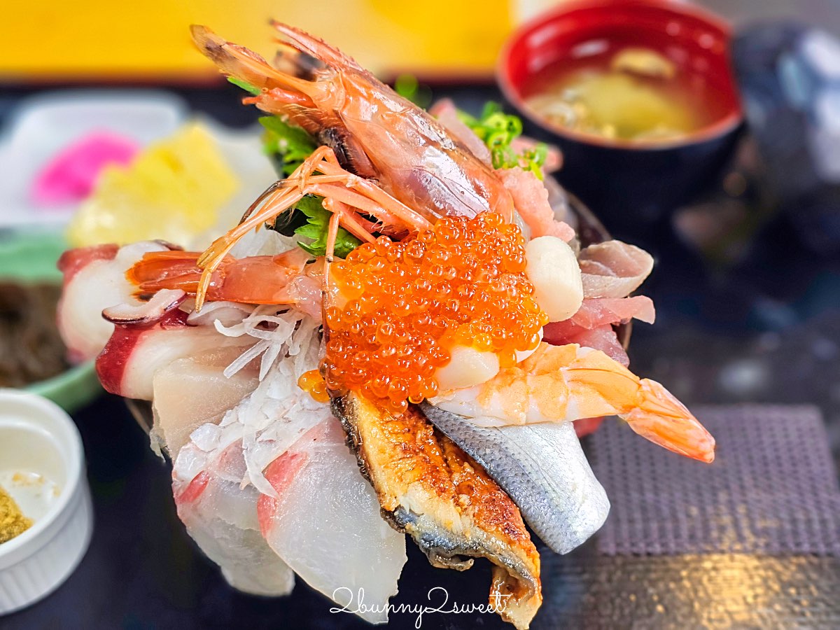 【魚屋直營食堂 魚まる】在地魚舖直營沖繩那霸海鮮餐廳，超澎湃海鮮丼與家常定食攻略 @兔兒毛毛姊妹花