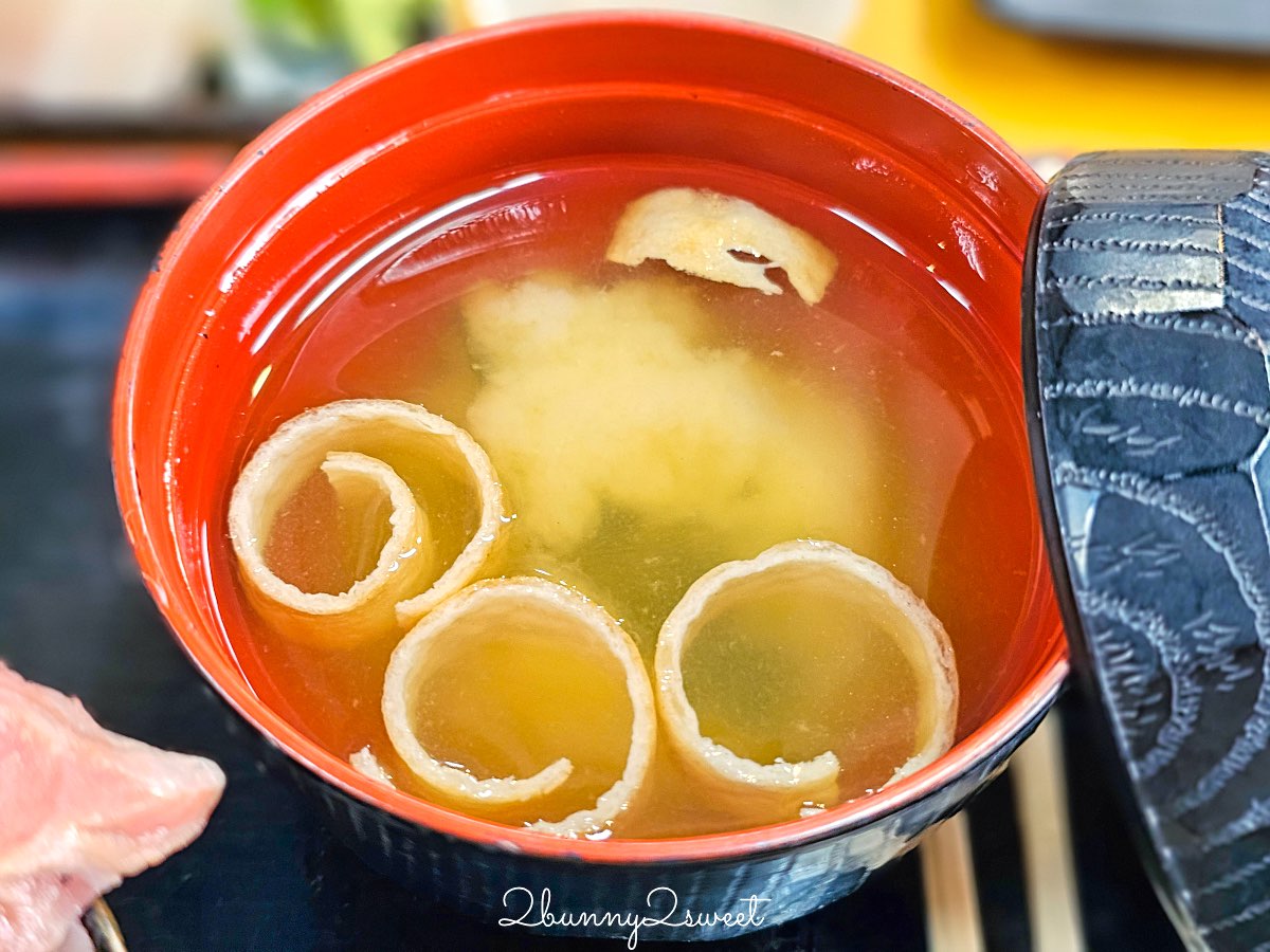 【魚屋直營食堂 魚まる】在地魚舖直營沖繩那霸海鮮餐廳，超澎湃海鮮丼與家常定食攻略 @兔兒毛毛姊妹花