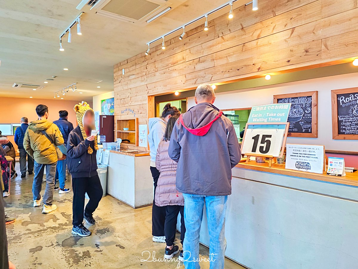 【古宇利蝦蝦飯 KOURI SHRIMP】沖繩美食古宇利島必吃蒜香蝦飯，三層樓海景露台＋餐車一次收 @兔兒毛毛姊妹花